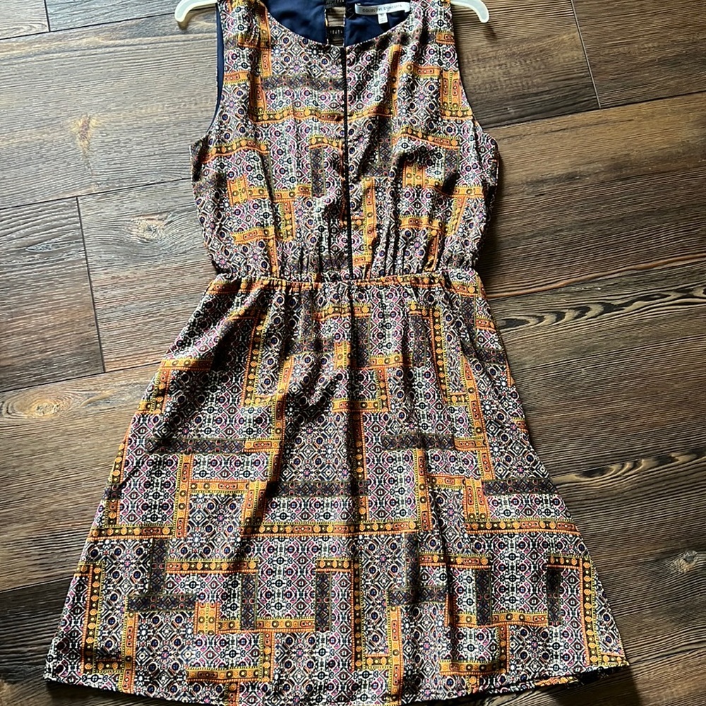 Adorable sleeveless dress with great detail cutouts on back